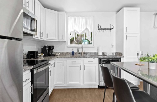 Phoenix Hill Apartment | Unique Re‑Nu Eco Stay! Work-Friendly w/Wifi | #5