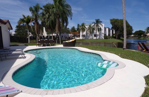 Sunrise Villa | Unique Spacious Quiet Lakefront Villa W Pool