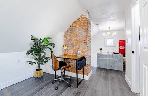 Edgewater Apartment | Unique sunny loft two min walk to the lake