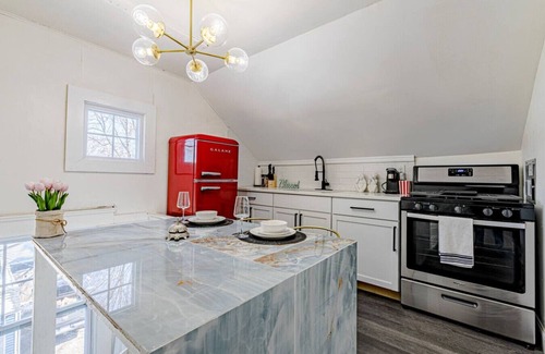 Edgewater Apartment | Unique sunny loft two min walk to the lake
