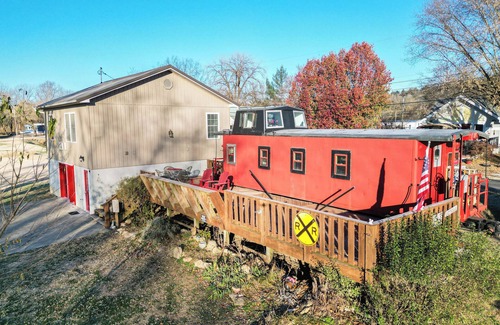 Hartsburg Cottage | Unique traincar stay at the Katy Caboose!
