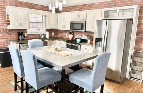 Lineville Cabin | Unique Treehouse-Separate Space for Teens! Fire pit,WIFI,Kayak-300 yds to Lake