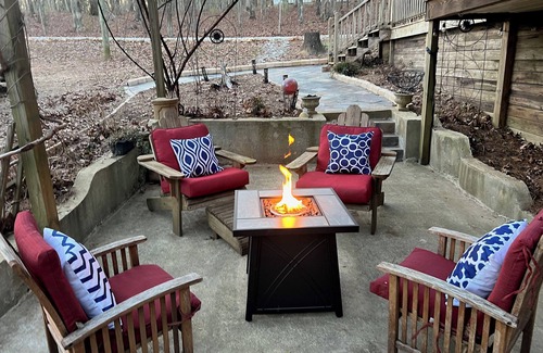 Lineville Cabin | Unique Treehouse-Separate Space for Teens! Fire pit,WIFI,Kayak-300 yds to Lake