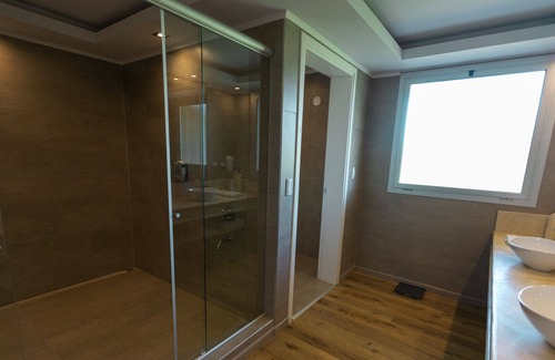 Ugarteche Cabin | Unique Villas del Malbec Lodges between vineyards and mountain view