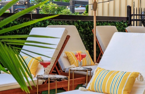 East Cesar Chavez House | (Unit 2) Inn Cahoots on 6th: 5BR/13BedsPool, Rooftop, Garden Bars, Walk to Everything!