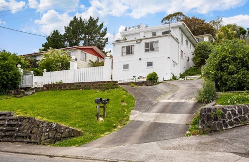 Henderson Apartment | Unit 3, 1/31 Rangeview Road, Sunnyvale, Auckland 0612