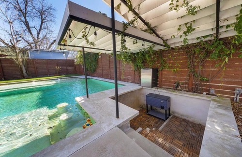 MLK House | Unit B Cute 2 bed 2 bath private home with shared pool