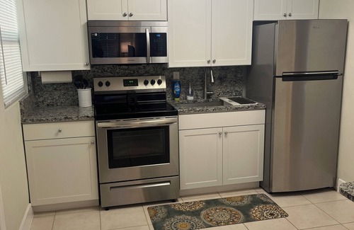 Lake Worth Apartment | Unit B - Freshly Remodeled 1/1-Close to everything!