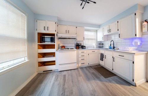 University Heights House | University Heights! 2 king beds (Upper Duplex) in prime location