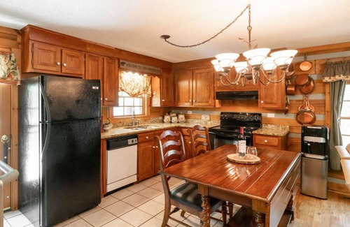 Frank Cabin | Unplug and Unwind-Grandfather Mountain Rustic Cabin