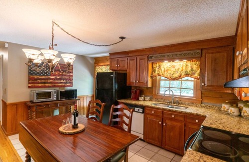 Frank Cabin | Unplug and Unwind-Grandfather Mountain Rustic Cabin