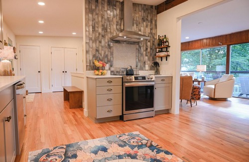 Black Mountain House | Unplug on 4+acres/mtn views/sauna/reading room/firepit/<5 to town/dog friendly