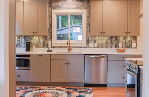 Black Mountain House | Unplug on 4+acres/mtn views/sauna/reading room/firepit/<5 to town/dog friendly