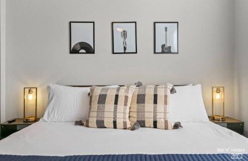 Rogers Apartment | Unplugged Luxapt Near Uark, Amp, King Beds, Pool