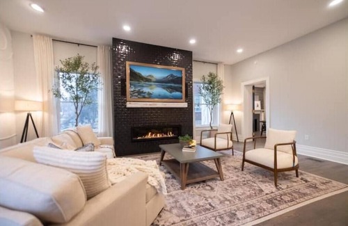 Squirrel Hill South House | Unraveling Luxury Fragrance-free Estate,Spa,Wi-fi,garage