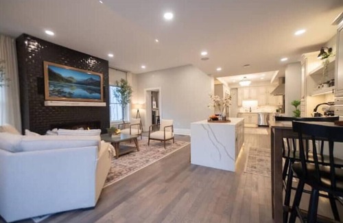 Squirrel Hill South House | Unraveling Luxury Fragrance-free Estate,Spa,Wi-fi,garage