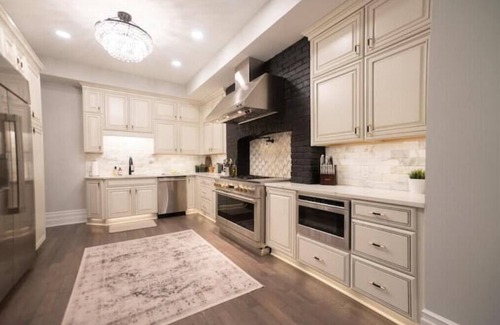 Squirrel Hill South House | Unraveling Luxury Fragrance-free Estate,Spa,Wi-fi,garage