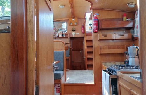 Cognac Boat Rental | Unusual accommodation, 5 minutes from the station and all the must-see sites.