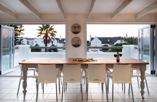 Stompneusbaai Villa | Unwind@167- Golden Mile