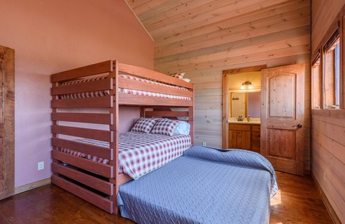 Todd House | Unwind and Recharge at Majestic View Cabin