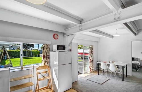 Tindalls Beach Cottage | Unwind at Tindalls Bay - Whangaparaoa Apartment