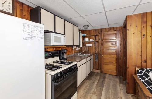 Chippewa Lake Cabin | Unwind by Chippewa Lake—w/indoor pickleball court!