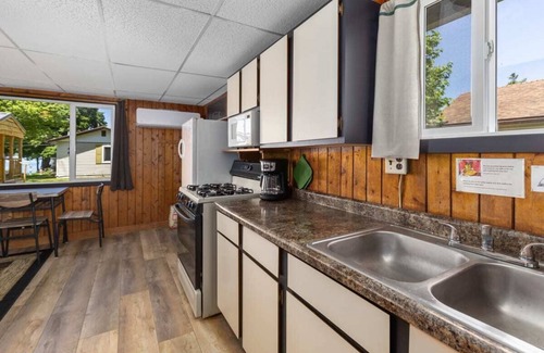 Chippewa Lake Cabin | Unwind by Chippewa Lake—w/indoor pickleball court!