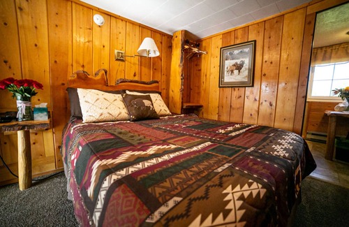 Dubois Cabin | Unwind in a Deluxe Queen Room with Scenic Riverfront and Serene Mountain Vistas.