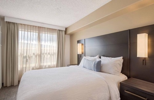 Reno/Tahoe Airport Hotel | Unwind in these 2 Pet-friendly Units w/Full Kitchens, Pool, Sports Court