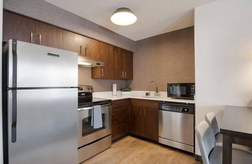 Reno/Tahoe Airport Hotel | Unwind in these 2 Pet-friendly Units w/Full Kitchens, Pool, Sports Court