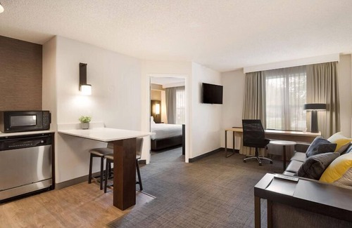 Reno/Tahoe Airport Hotel | Unwind in these 2 Pet-friendly Units w/Full Kitchens, Pool, Sports Court