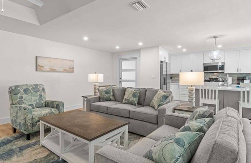 Sanibel House | Unwind in tropical paradise at Sunflower Cottage