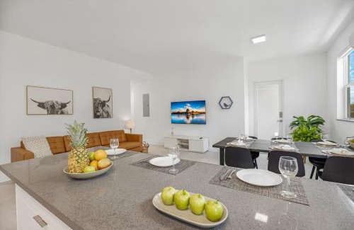 Allapattah House | Up to 12 Guests! Modern villa near Wynwood