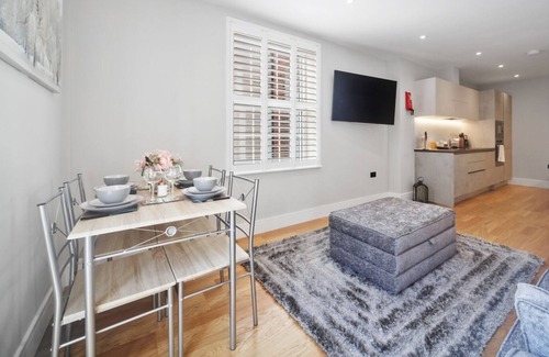 Staines Apartment | Up to 4 secure parking