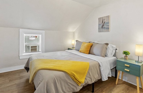 Manitowoc Apartment | Upbeat Upper Apt - 1 Mile to Maritime Museum Manitowoc