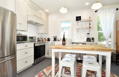 McMinnville Other | Updated 3-bedroom historic farmhouse, amazing kitchen, walk to Linfield in 5 min