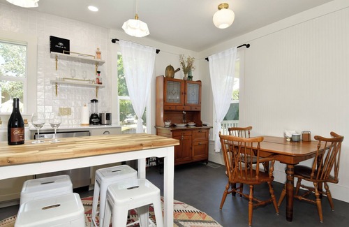 McMinnville Other | Updated 3-bedroom historic farmhouse, amazing kitchen, walk to Linfield in 5 min