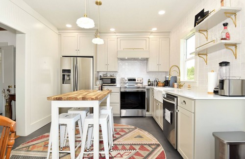 McMinnville Other | Updated 3-bedroom historic farmhouse, amazing kitchen, walk to Linfield in 5 min