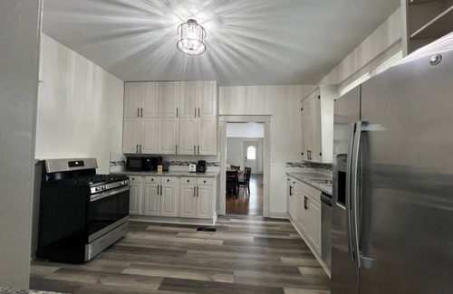 Independence House | Updated 3-bedroom historic house in welcoming Independence with AC