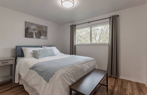 Oak Creek House | Updated 4beds/2baths Cozy House