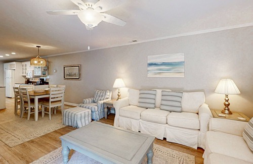 Shipyard Plantation Condo | Updated all-suite tennis villa with W/D, pool, screened porch - near beach