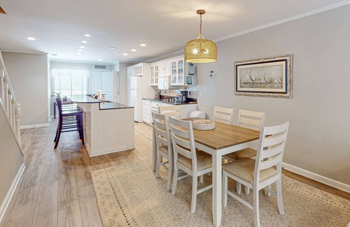 Shipyard Plantation Condo | Updated all-suite tennis villa with W/D, pool, screened porch - near beach