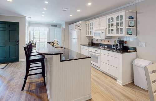 Shipyard Plantation Condo | Updated all-suite tennis villa with W/D, pool, screened porch - near beach