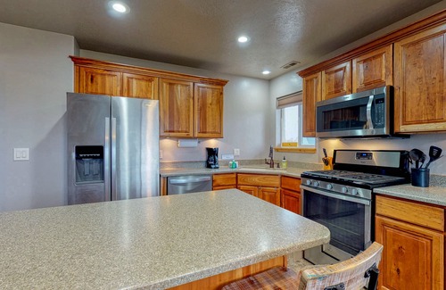 Garden City Cabin | Updated Bear Lake cabin with game room & new swing set - walk to town