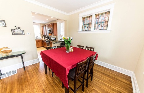 St. Louis House | Updated Brick Home Sleep 9 Walk to WashU/Barnes/Delmar Loop/Forest Park/Zoo