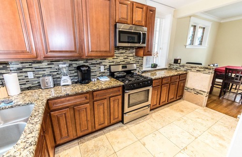 St. Louis House | Updated Brick Home Sleep 9 Walk to WashU/Barnes/Delmar Loop/Forest Park/Zoo