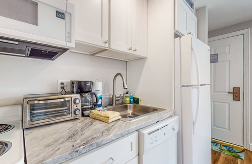 Wells House | Updated condo 1 mile to beach w/pool, hot tub, tennis & access to EV chargers!