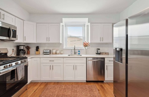 Manayunk House | Updated Corner Rowhome with Parking, Sleeps 8