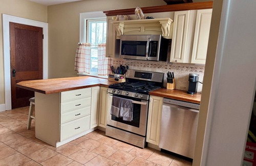 Westerville House | Updated Craftsman home, quiet setting, porch swing overlooking Old Town Park.