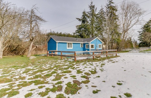 Oak Harbor House | Updated home close to everything w/ large yard & deck - 2 dogs welcome!